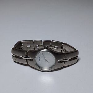 DKNY NY-3008 Silver Tone Ladies Watch Quartz Working With New Battery L1B see pi